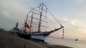 Buque Escuela Simón Bolívar llega a Playa Valdez en Margarita