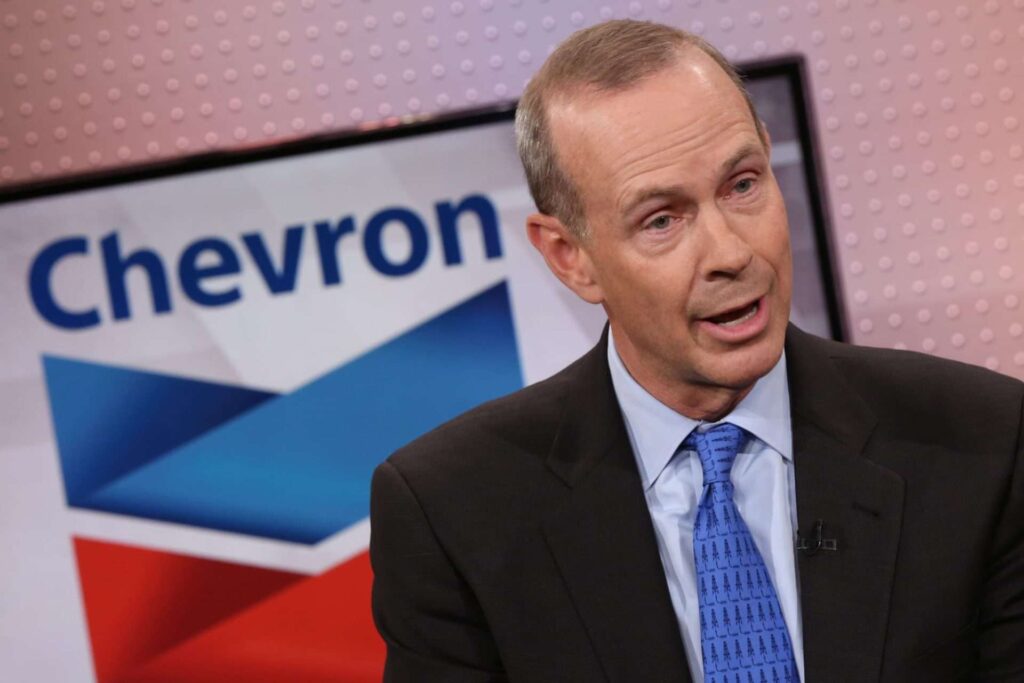 CEO de Chevron culpa a Biden de la subida de precios de la energía