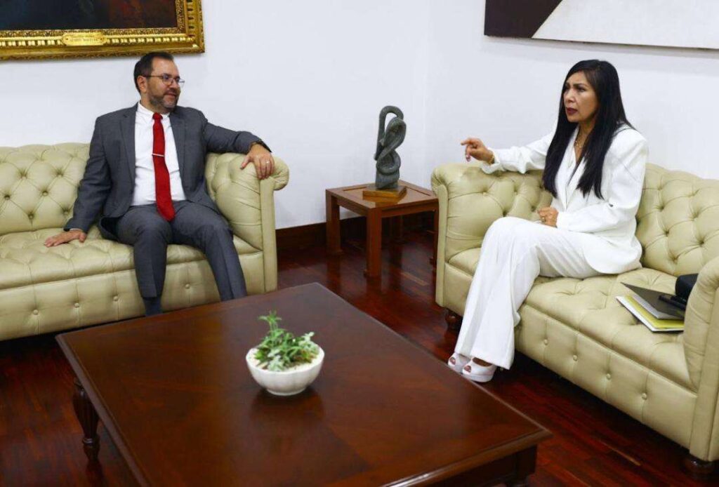 Canciller y embajadora Gladys Gutiérrez analizan situación con España