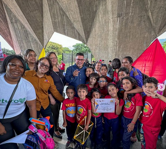Celebran XV aniversario de las Colmenitas Bolivarianas en Caracas
