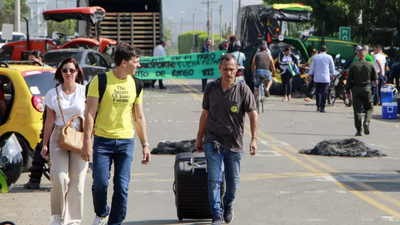 taxistas y motociclistas se unen al paro de camioneros en protesta por alza del diésel