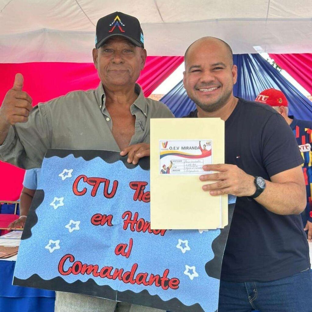 Dan títulos de tierra urbana a familias de Santa Teresa del Tuy