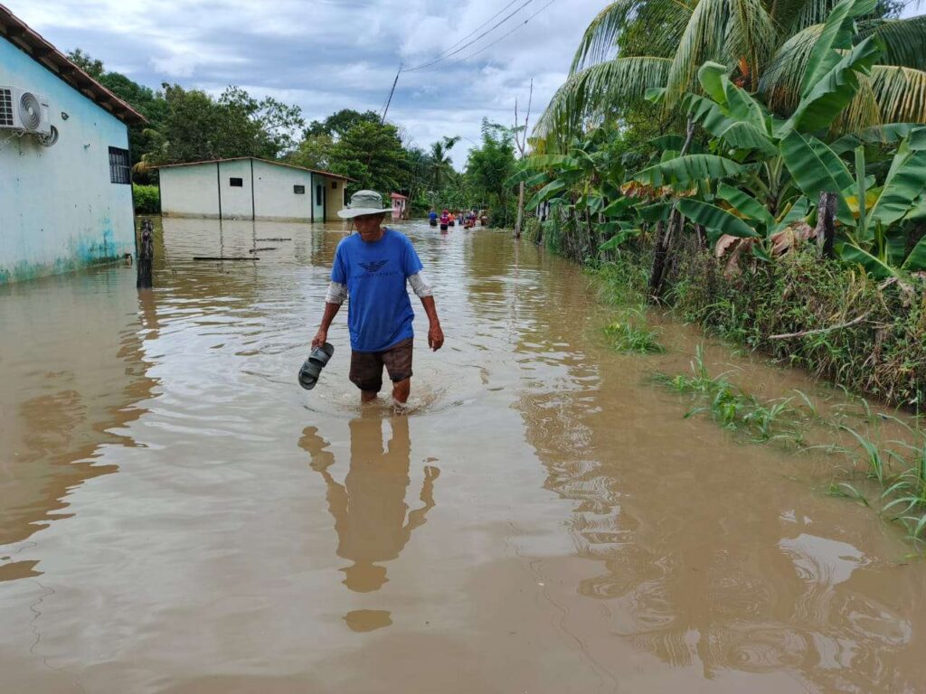 Decenas de familias afectadas por desbordamiento de caño en Barinas