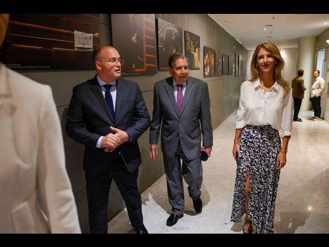 Derecha española adopta a González Urrutia