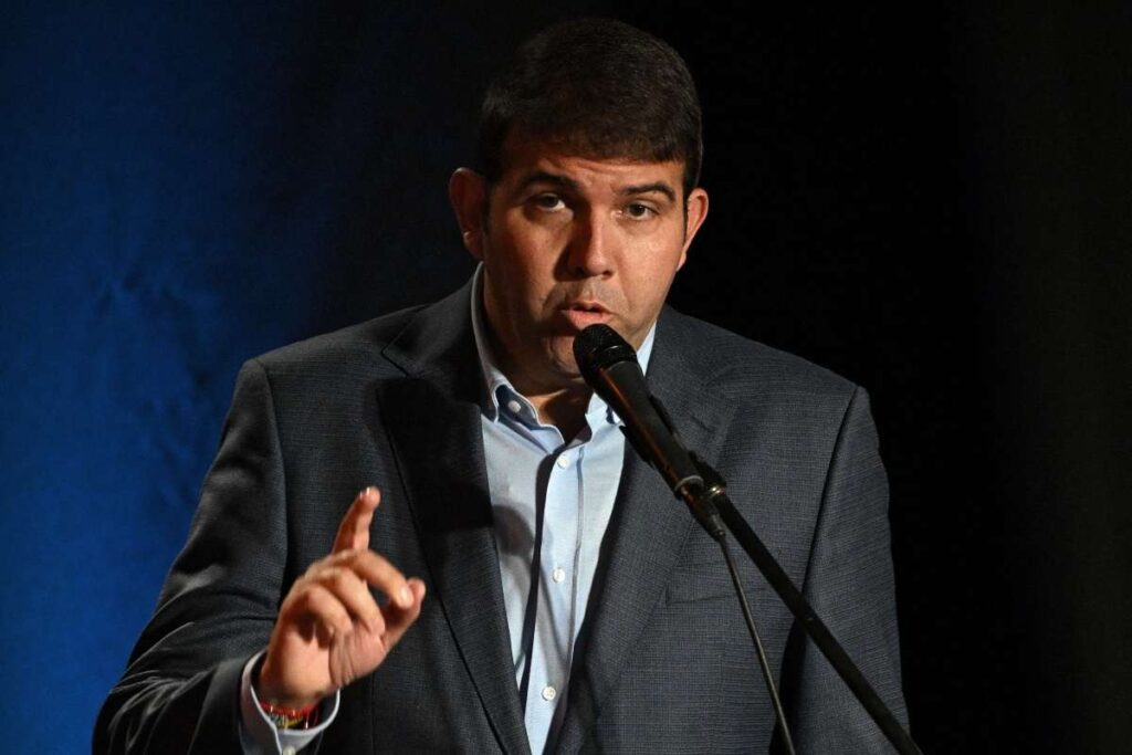 Derecha extremista busca seguir “beneficiándose” de recursos robados, advierte Prosperi