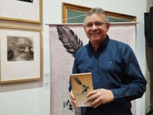 El petróleo es detonante en la novela Pluma Negra
