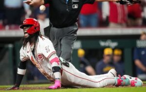 Elly de la Cruz es el primer campocorto de la historia de la MLB que logra 25 jonrones y 65 bases robadas