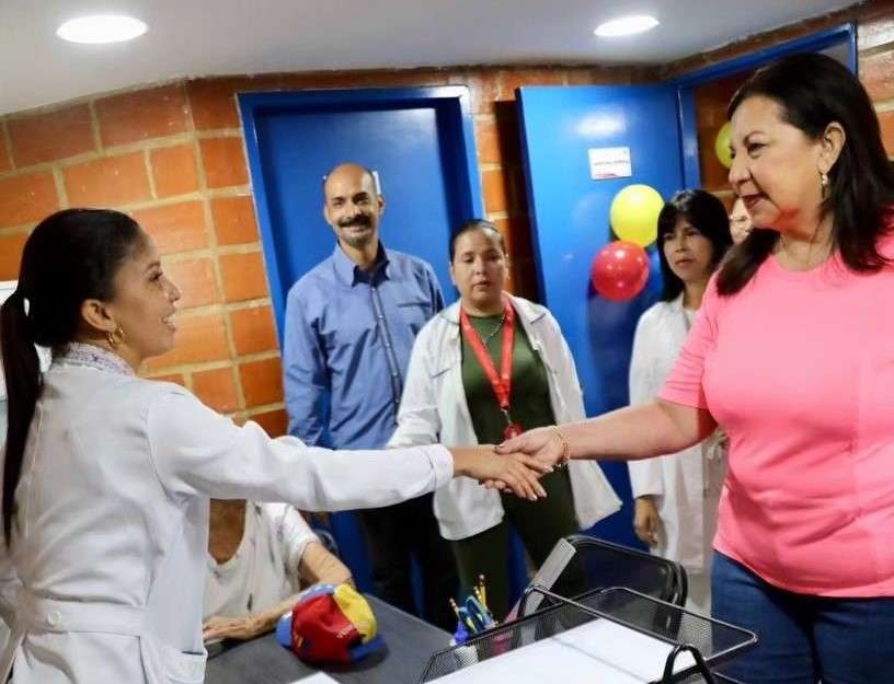 Entregan consultorio y parque infantil en El Valle