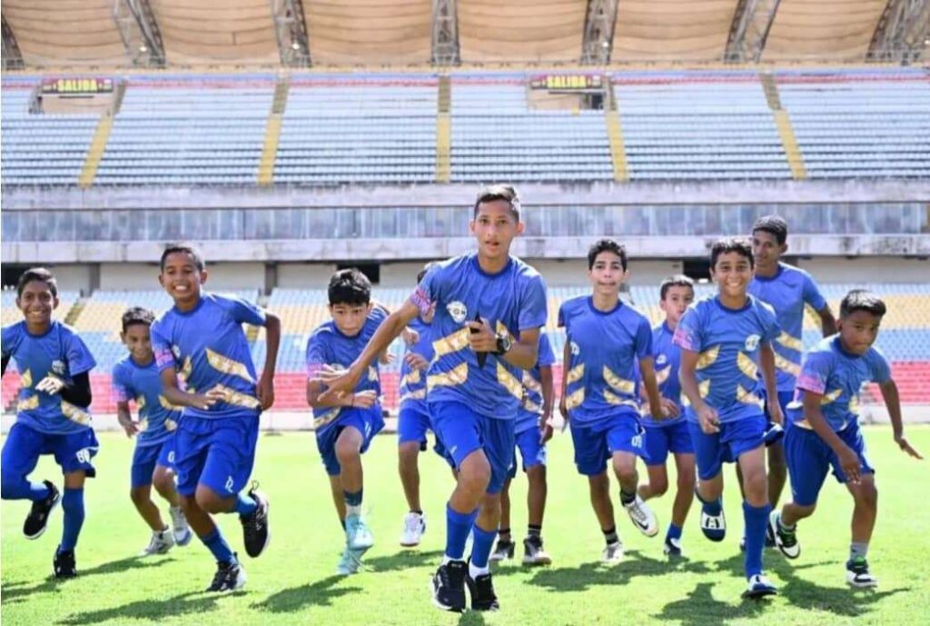 Entregan uniformes a escuelas comunitarias deportivas de Bolívar