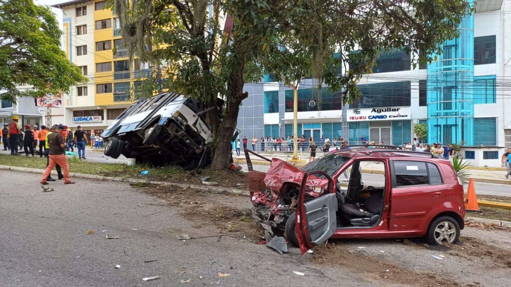 Fallecen tres personas en accidente vial en Mérida