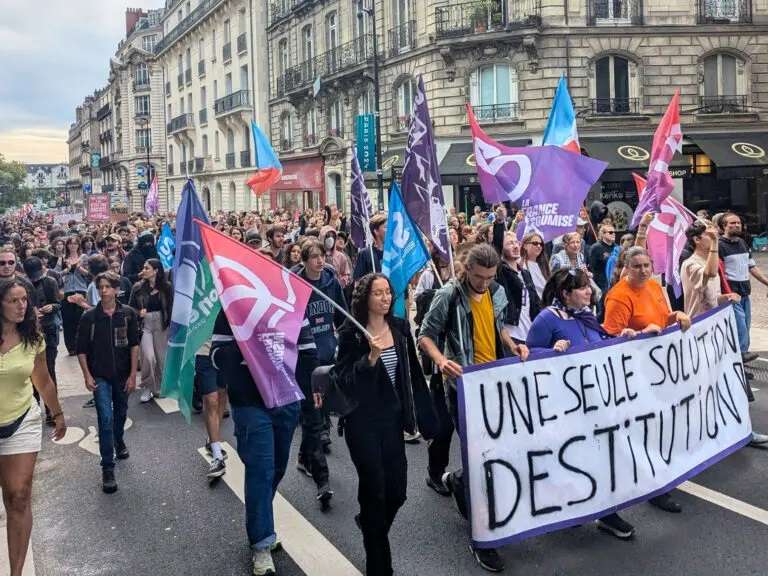 Francia protesta contra "golpe de Estado" de Macron