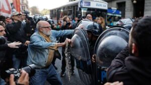 Gobierno de Milei vuelve a reprimir a jubilados en Argentina