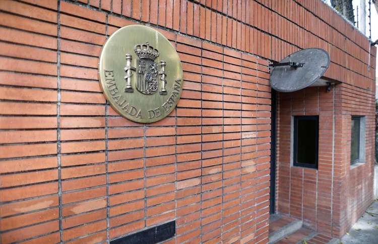 Gonzalez Urrutia pide salvoconducto y sale del país rumbo a España