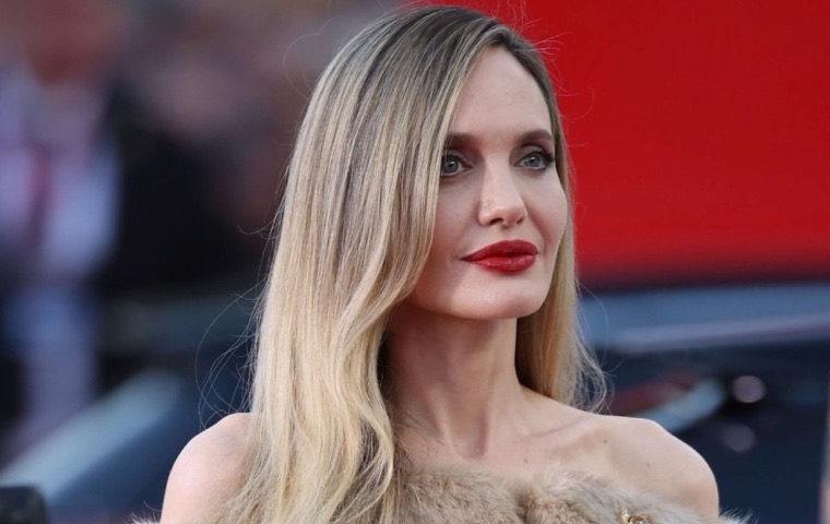 Angelina Jolie fue elogiada tras noble gesto en alfombra roja de Venecia