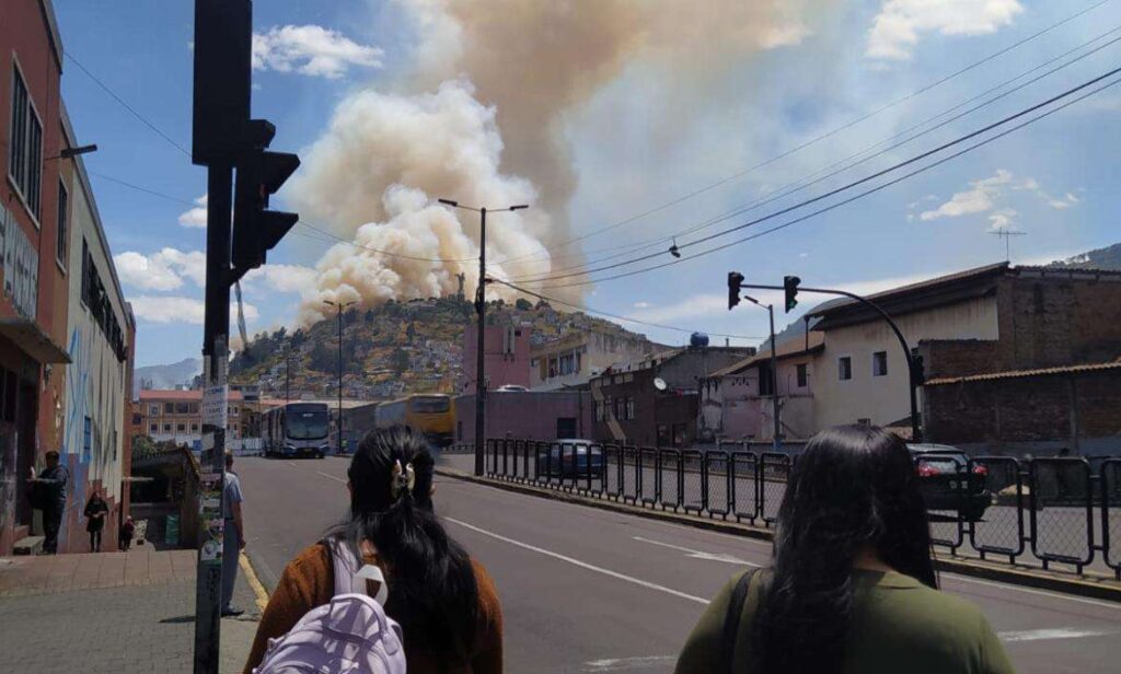 Incendio intencional consume parte del centro histórico de Quito