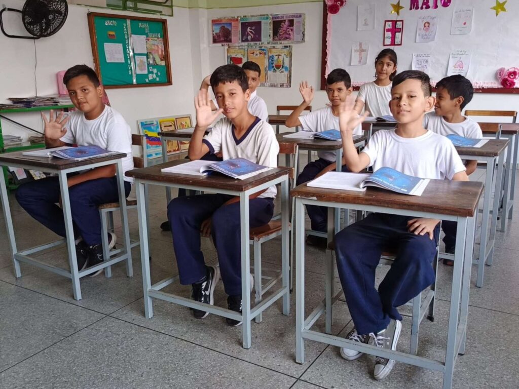 Inician las clases con alimentos y aulas bonitas