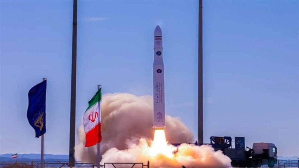 Irán lanza al espacio su satélite de investigación 'Chamran-1'