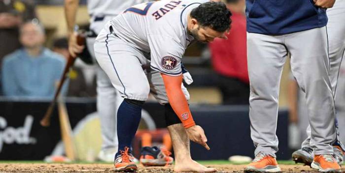 Expulsaron a José Altuve por quitarse el zapato y la media en pleno juego