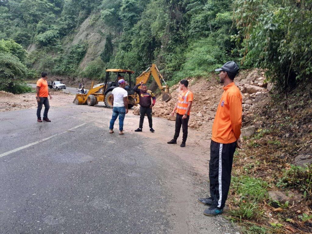 Lluvias dejaron árboles caídos y desbordamiento de quebrada en Trujillo