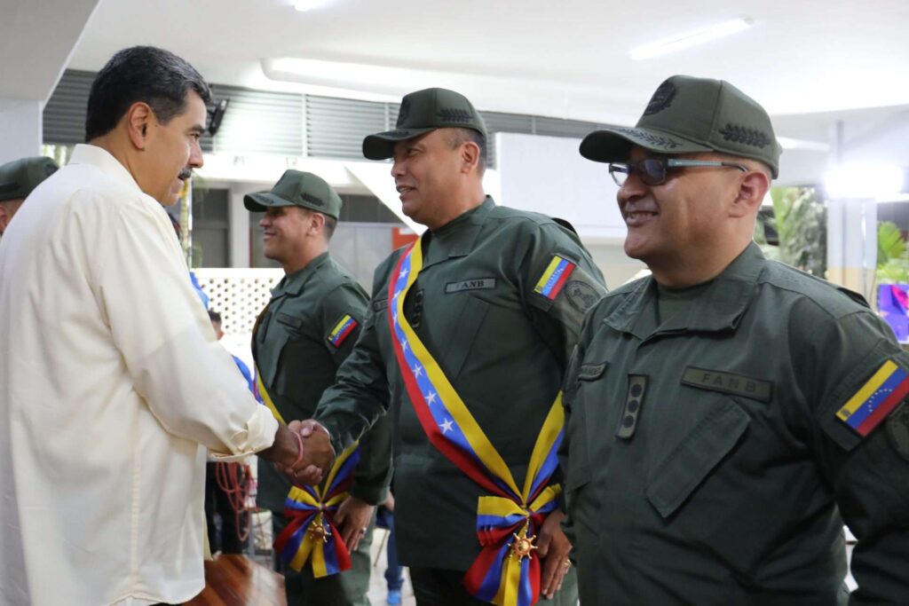 Maduro condecora a integrantes de la FANB agredidos por sanciones gringas