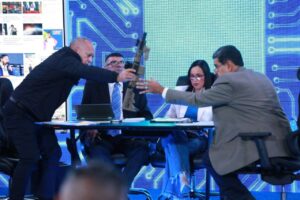 Maduro exhibe armas incautadas de uso exclusivo de Estados Unidos