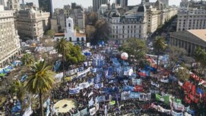 Más de 200 organizaciones sociales argentinas repudian lawfare contra Venezuela