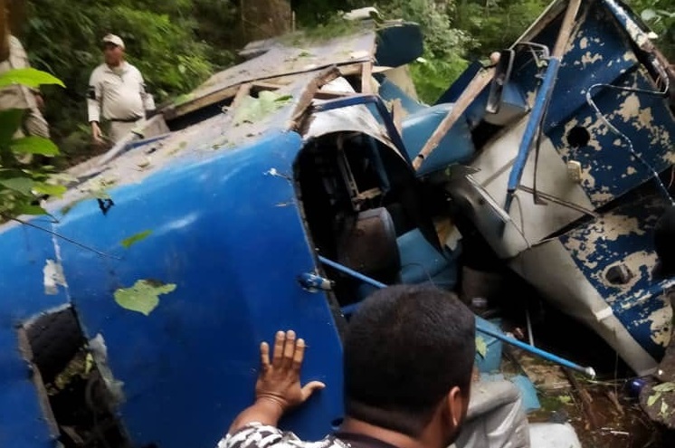 Cinco muertos deja vuelco de autobús que transportaba a jovenes jugadores de Fútbol
