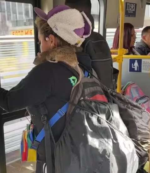 Mujer en Bogotá viaja con su rata en el hombro