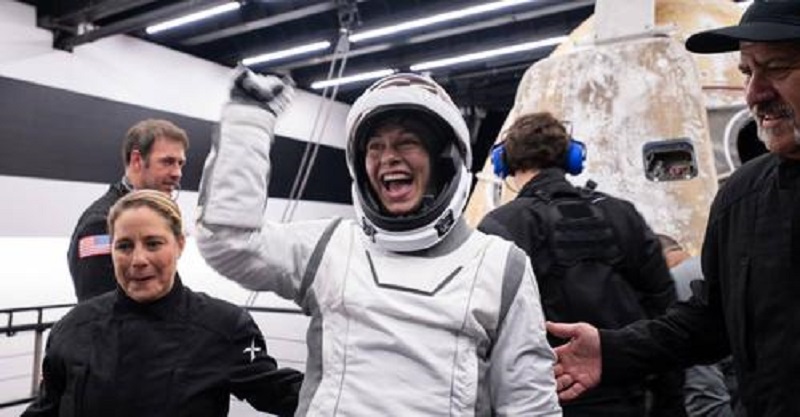 La misión Polaris Dawn de SpaceX que realizó la primera caminata espacial civil aterrizó con éxito en la costa de Florida