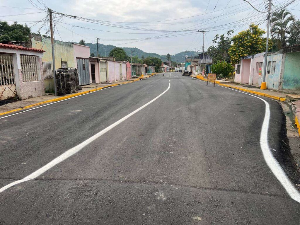 Recuperada y rehabilitada la calle Democracia de Guamachito en Barcelona