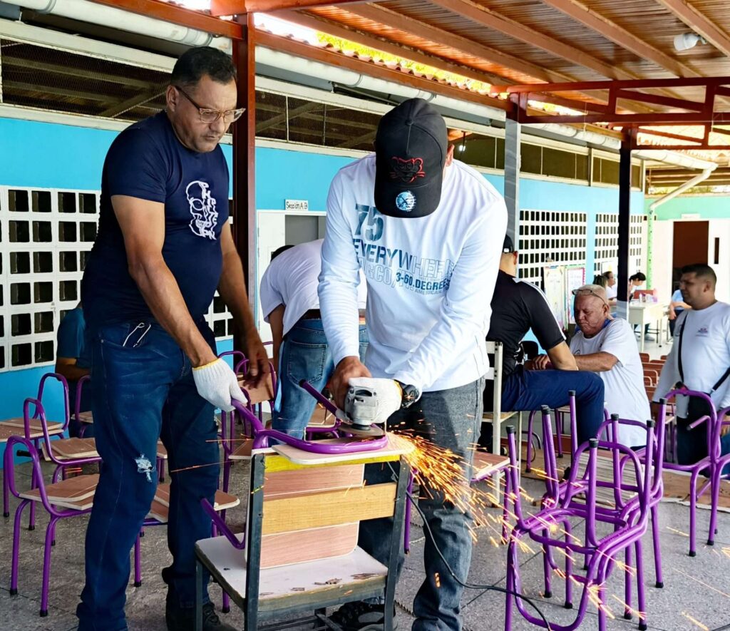 Recuperados más de 13 mil pupitres, mesas y sillas en Sucre