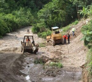Reparan falla de borde en carretera de Las Tejerías