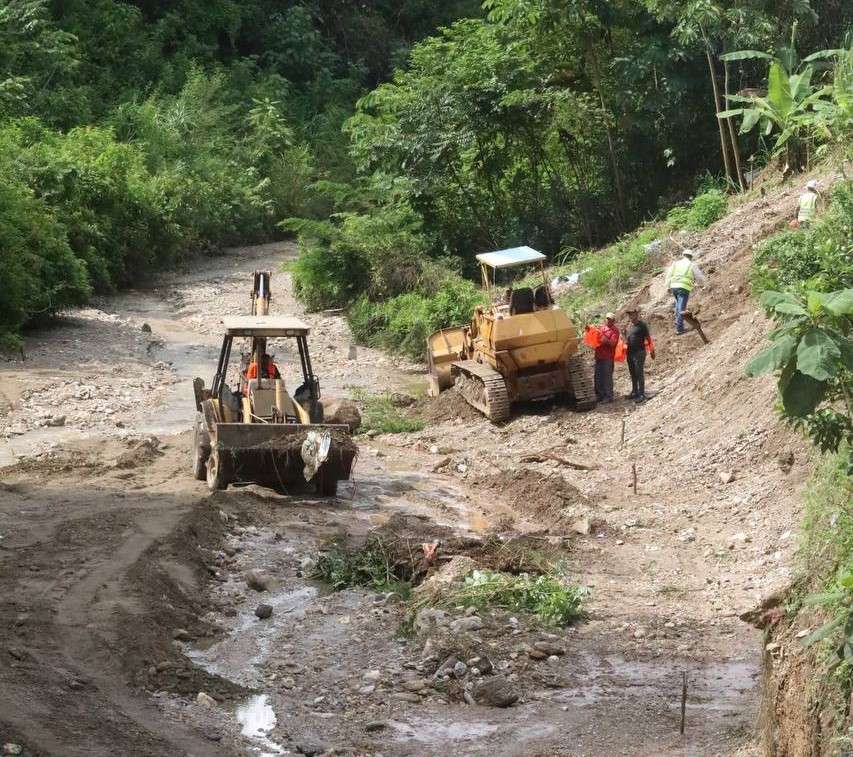 Reparan falla de borde en carretera de Las Tejerías
