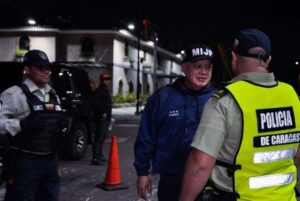 Retienen vehículos usados durante competencia ilegal en vías públicas