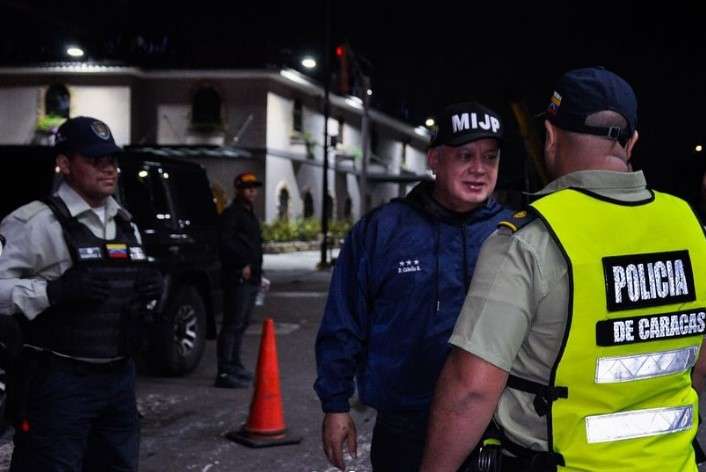 Retienen vehículos usados durante competencia ilegal en vías públicas