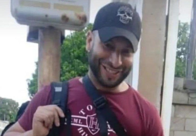 Iba con su hijo menor