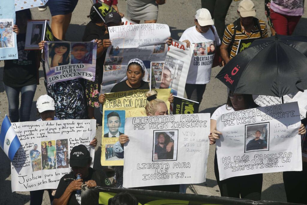 Salvadoreños se manifiestan contra Bukele en el día de la Independencia Centroamericana
