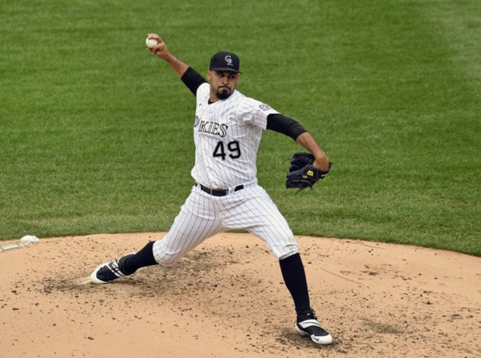 Senzatela maniató a los Dodgers, pero se fue sin decisión