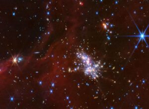 Telescopio Webb se "asoma" a una galaxia exterior similar a la Vía Láctea
