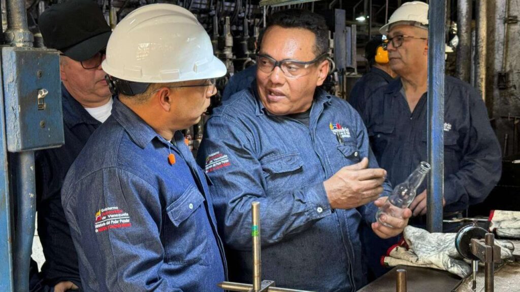 Tellechea inspecciona producción de Venvidrio y Civetchi