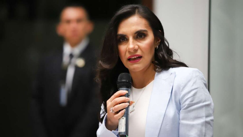 Vicepresidenta de Ecuador denuncia intentos de “silenciarla”