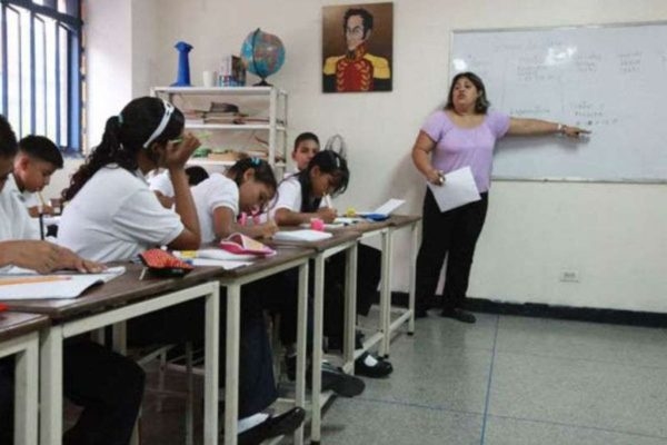 Docentes exigen que el salario sea entre US$ 300 y US$ 400 al mes (FVM)
