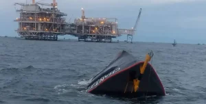 Dos muertos dejó el hundimiento de una barcaza petrolera en el Lago de Maracaibo