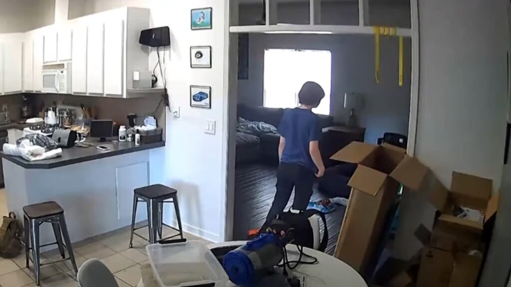 Adolescente que con 14 años mató a sangre fría a su madre e invitó a una amiga a ver el cadáver recibe su condena