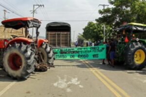 Paro de camioneros colombianos paraliza parcialmente la frontera con Venezuela