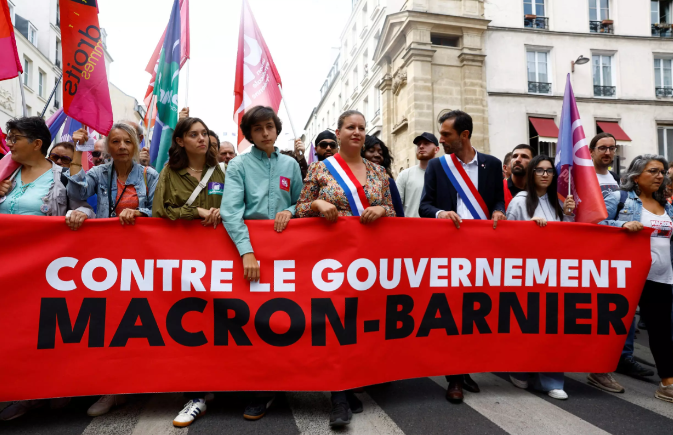 Miles de manifestantes se movilizan en París contra el Gobierno Macron-Barnier