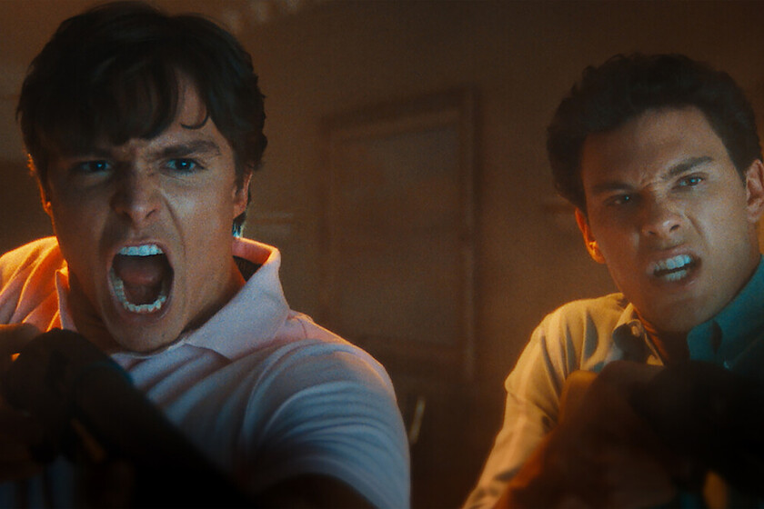 O bien los hermanos Menéndez viajan en el tiempo, o los espectadores han encontrado un evidente error de continuidad en el true crime de Netflix