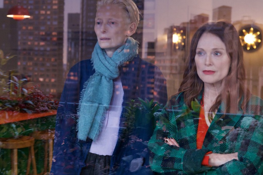 La habitación de al lado (2024) crítica - es notable pero no está al nivel de las mejores películas de Pedro Almodóvar. Tilda Swinton y Julianne Moore brillan en esta medida reflexión sobre la muerte
