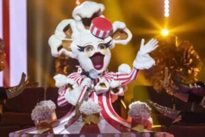 'Mask Singer' destapó la identidad de sus dos primeras máscaras y lideró las audiencias pese a estrenarse a las tantas