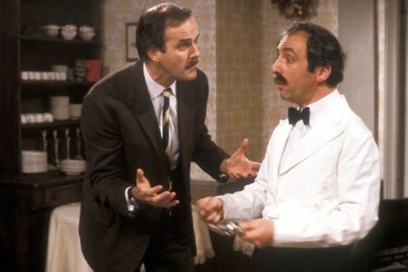Aquella vez que el doblaje de un camarero de Barcelona hizo que TVE fuera acusada de censura... y solo emitiera un episodio de 'Fawlty Towers'